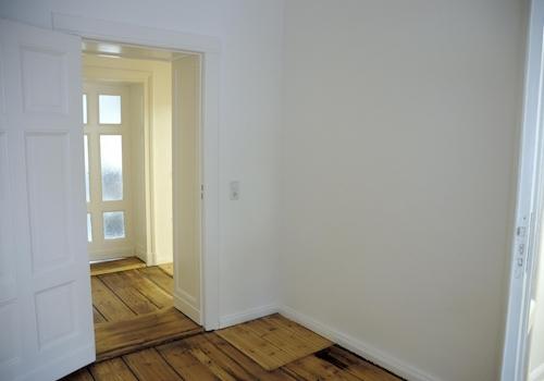 Blick Büro kl. Flur und Teek.