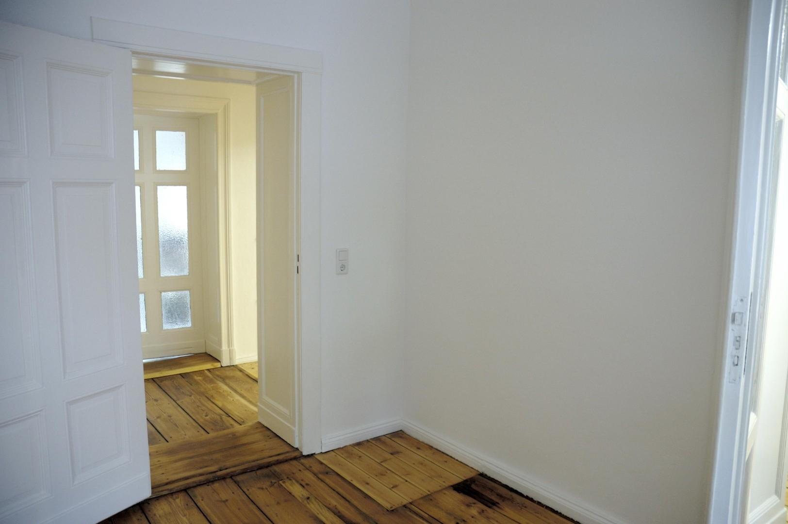 Blick Büro kl. Flur und Teek.