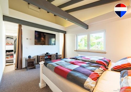 Schlafzimmer mit Ankleidebereich