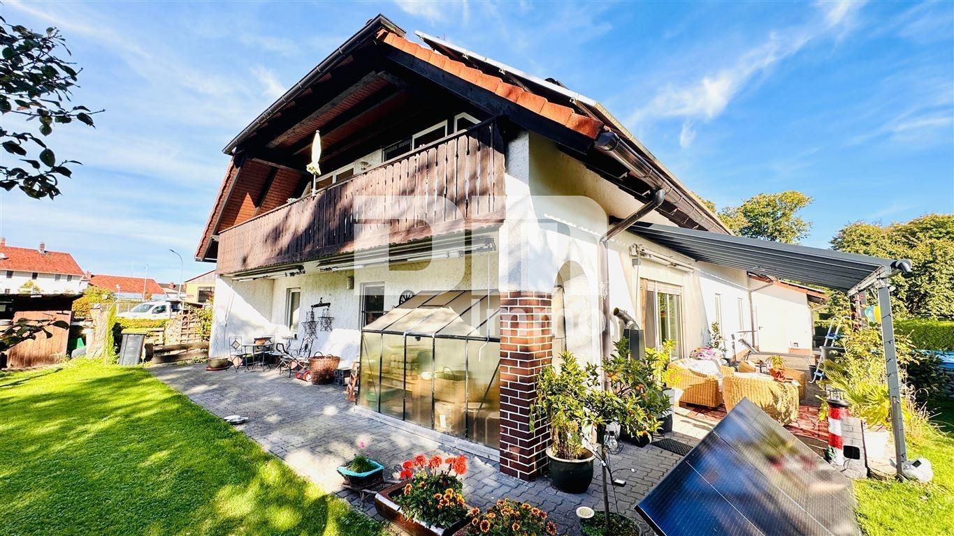 Rückansicht / Große Terrasse teilüberdacht
