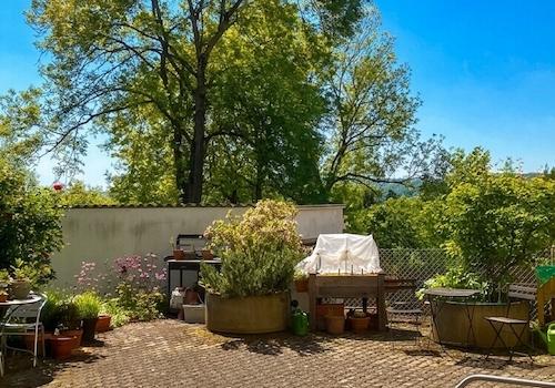Sitzplatz hinter dem Haus