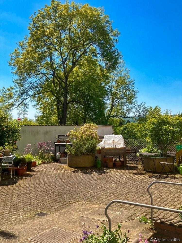 Sitzplatz hinter dem Haus
