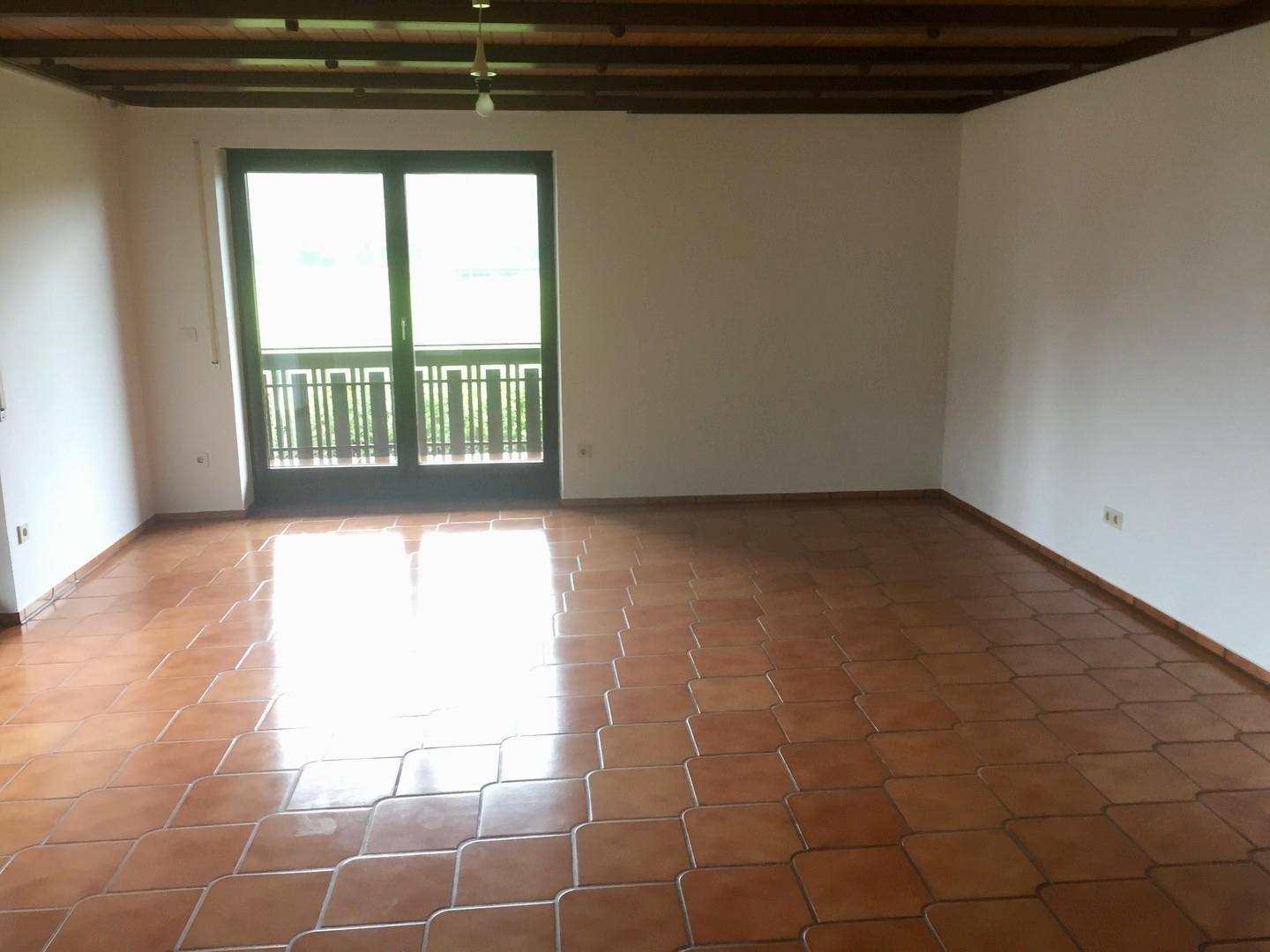 Wohnzimmer mit Balkon