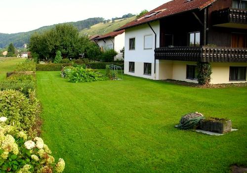 Hausansicht mit Garten