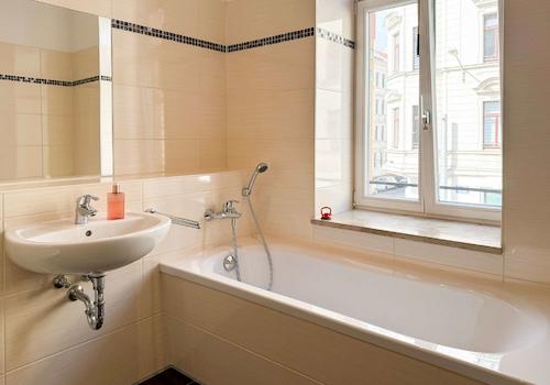 Tageslichtbad mit Badewanne