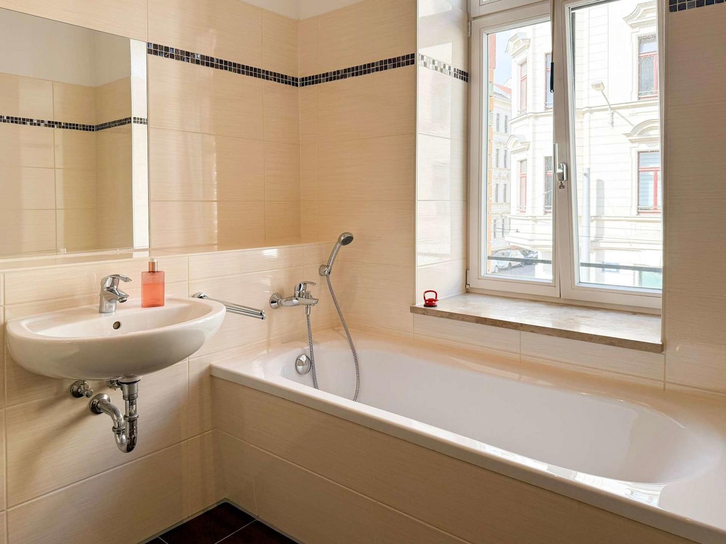 Tageslichtbad mit Badewanne