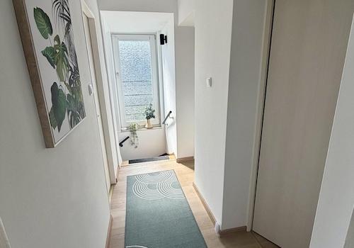 Flur OG mit großem Fenster