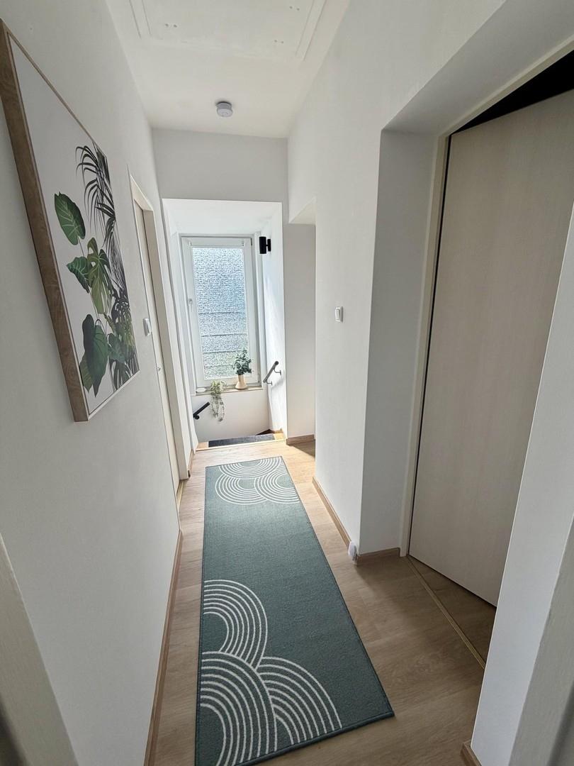 Flur OG mit großem Fenster