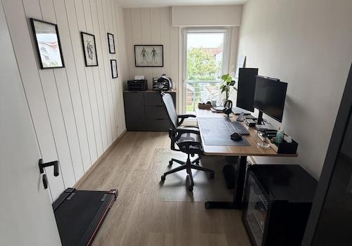 Home Office mit Gartenblick