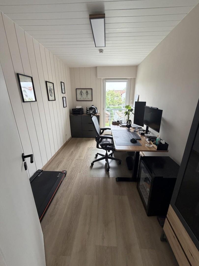 Home Office mit Gartenblick