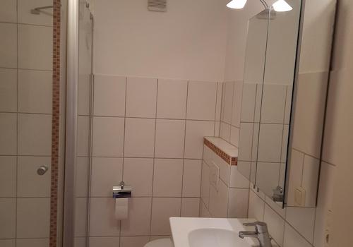 Bad mit Waschbecken Toilette