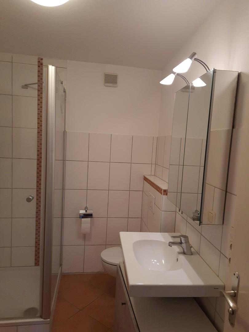 Bad mit Waschbecken Toilette