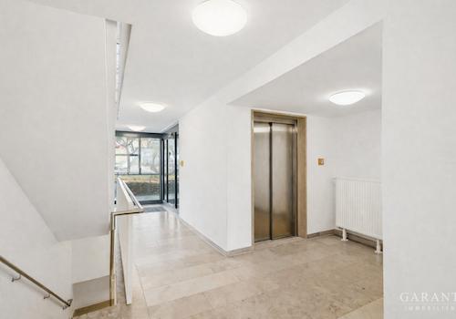 Treppenhaus mit Lift