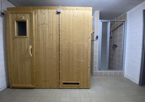 Sauna und Dusche im Keller