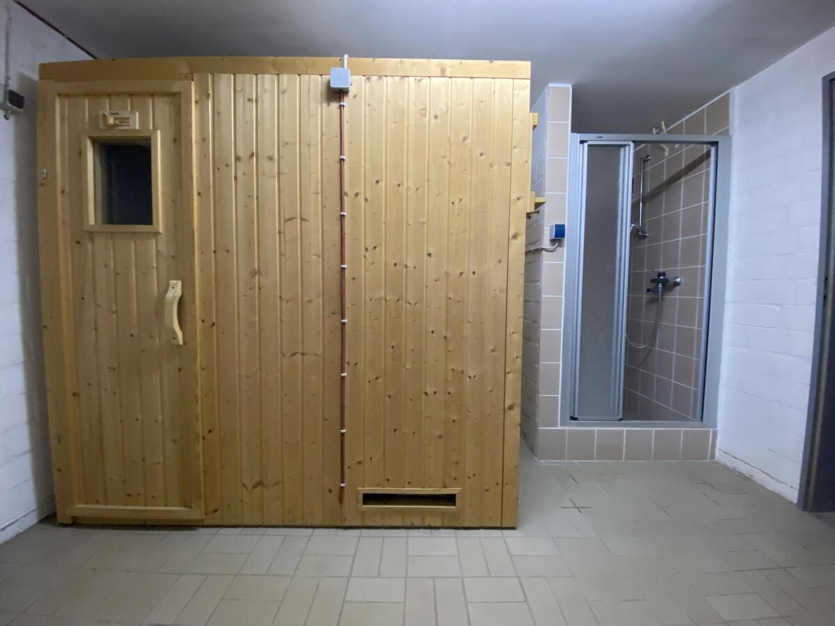Sauna und Dusche im Keller