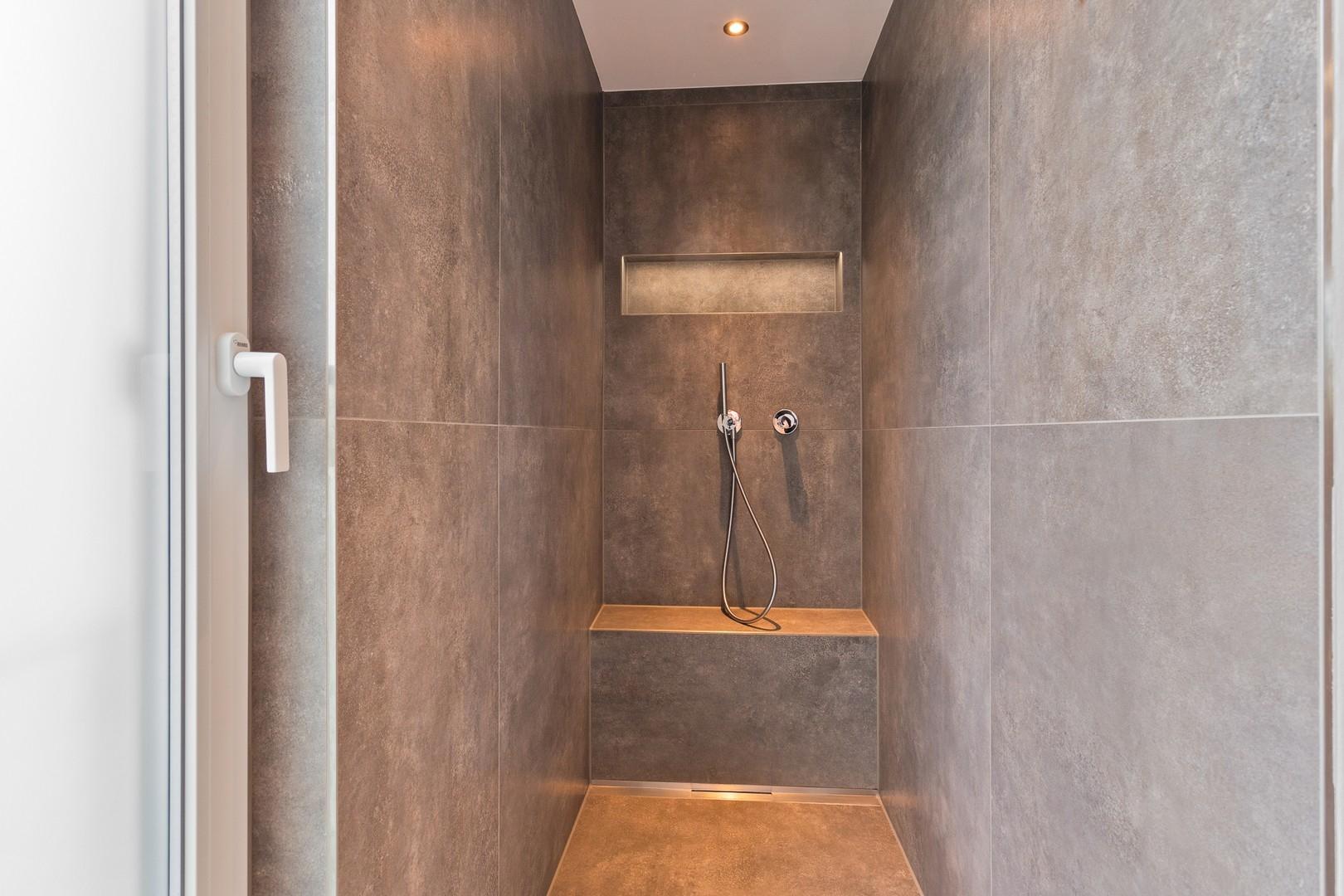 begehbare Dusche im Bad DG