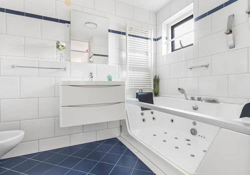Bad unten, Glasbadewanne für 2