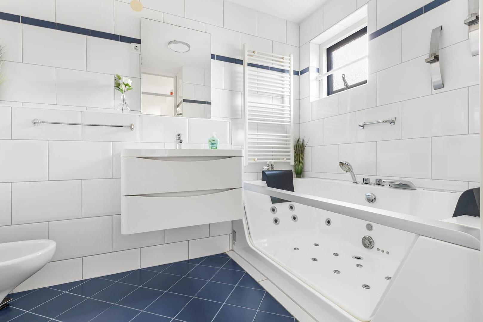 Bad unten, Glasbadewanne für 2