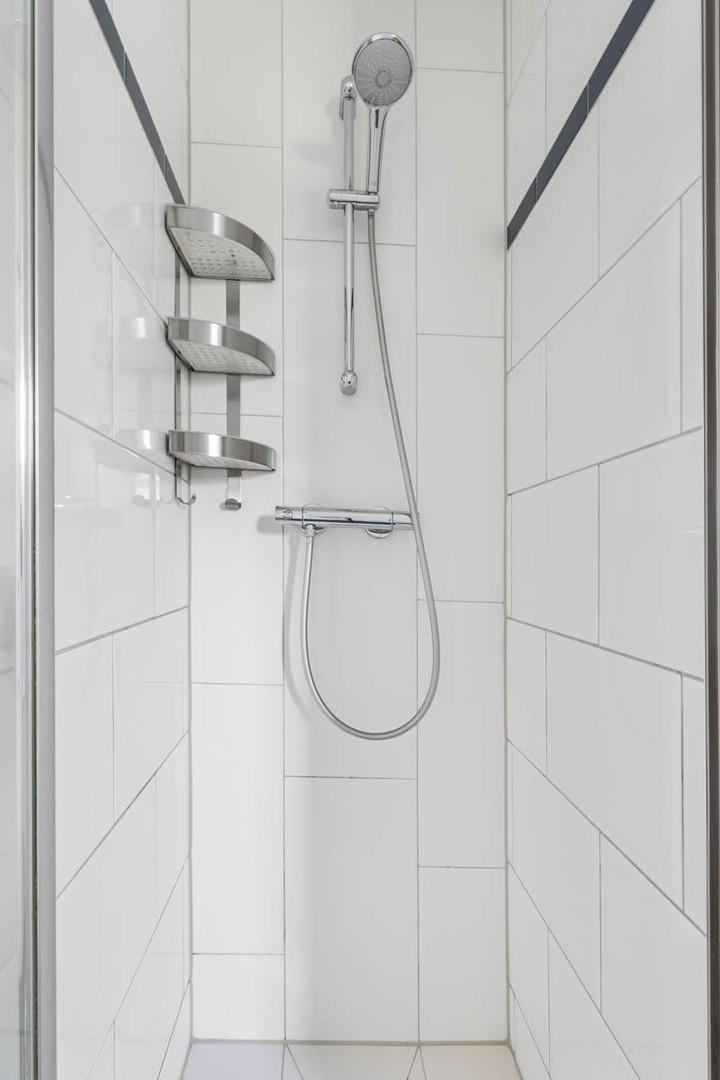 Dusche Bad unten