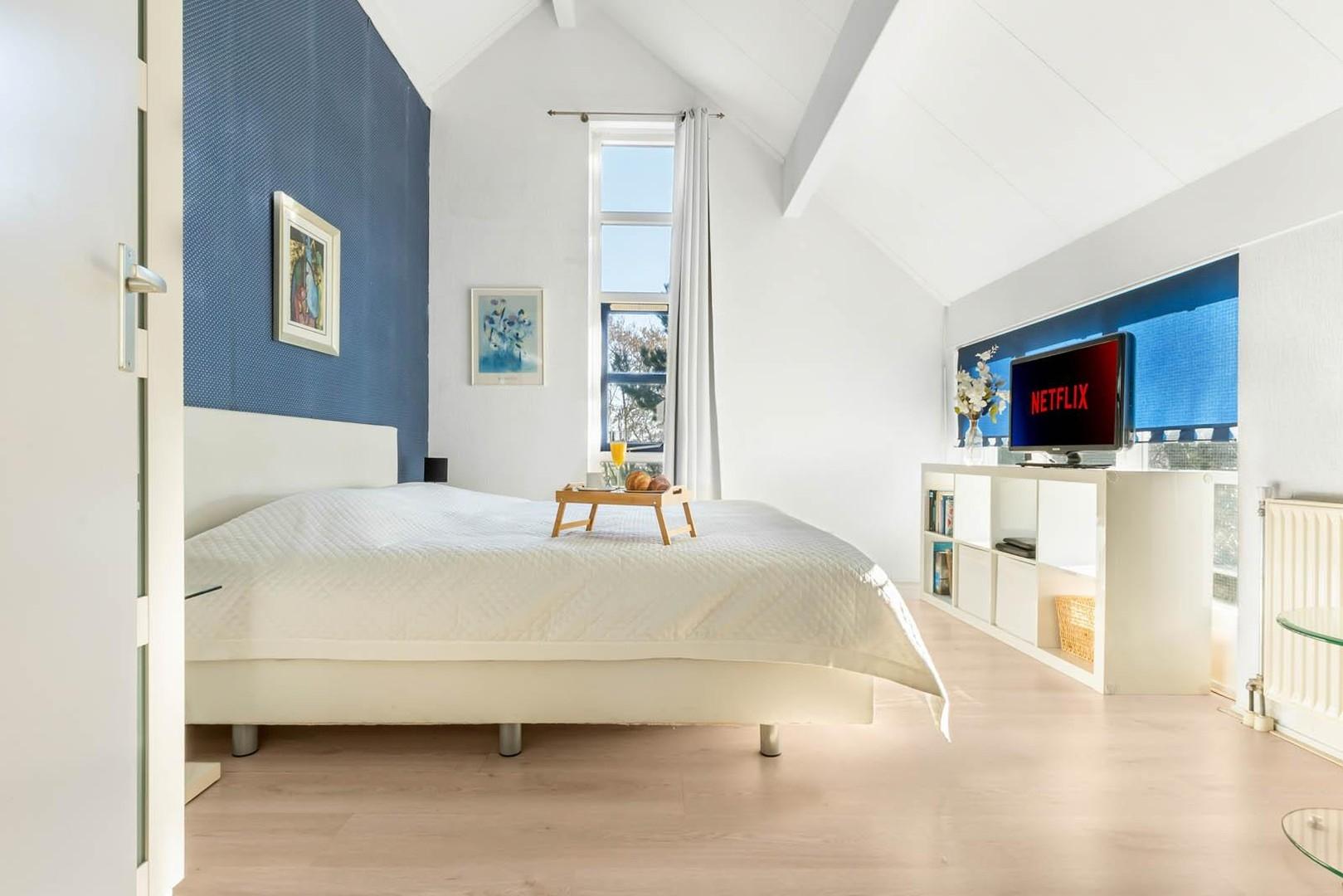 Schlafzimmer mit TV + Ausblick
