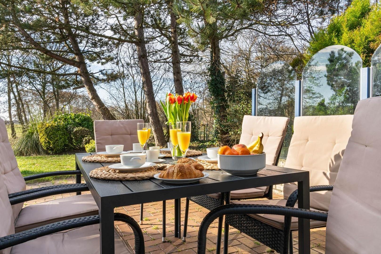 Terrasse mit Glaswindfang