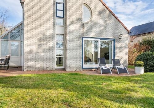 Blick vom Garten aufs Haus