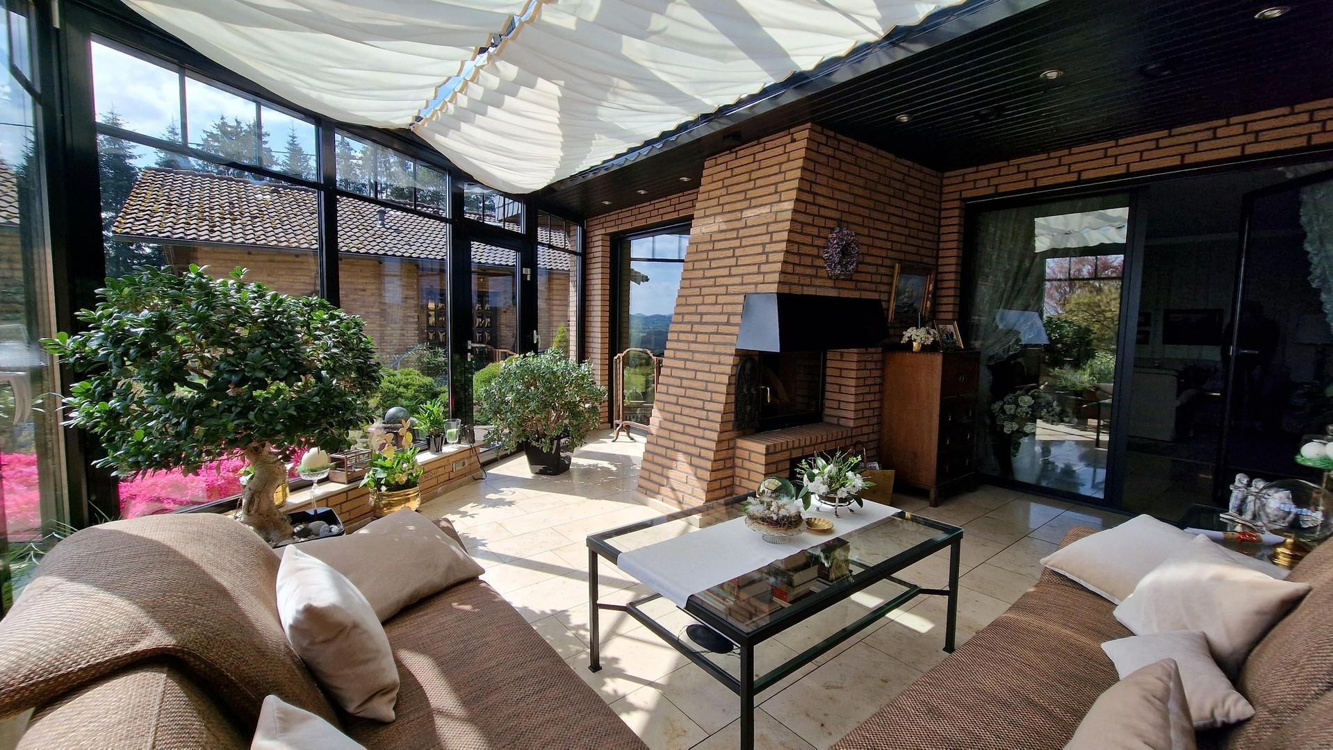 Wintergarten mit Kamin