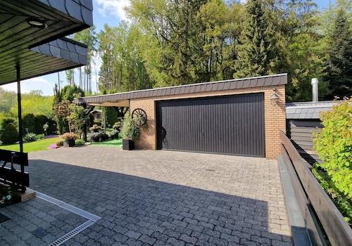 große Doppelgarage
