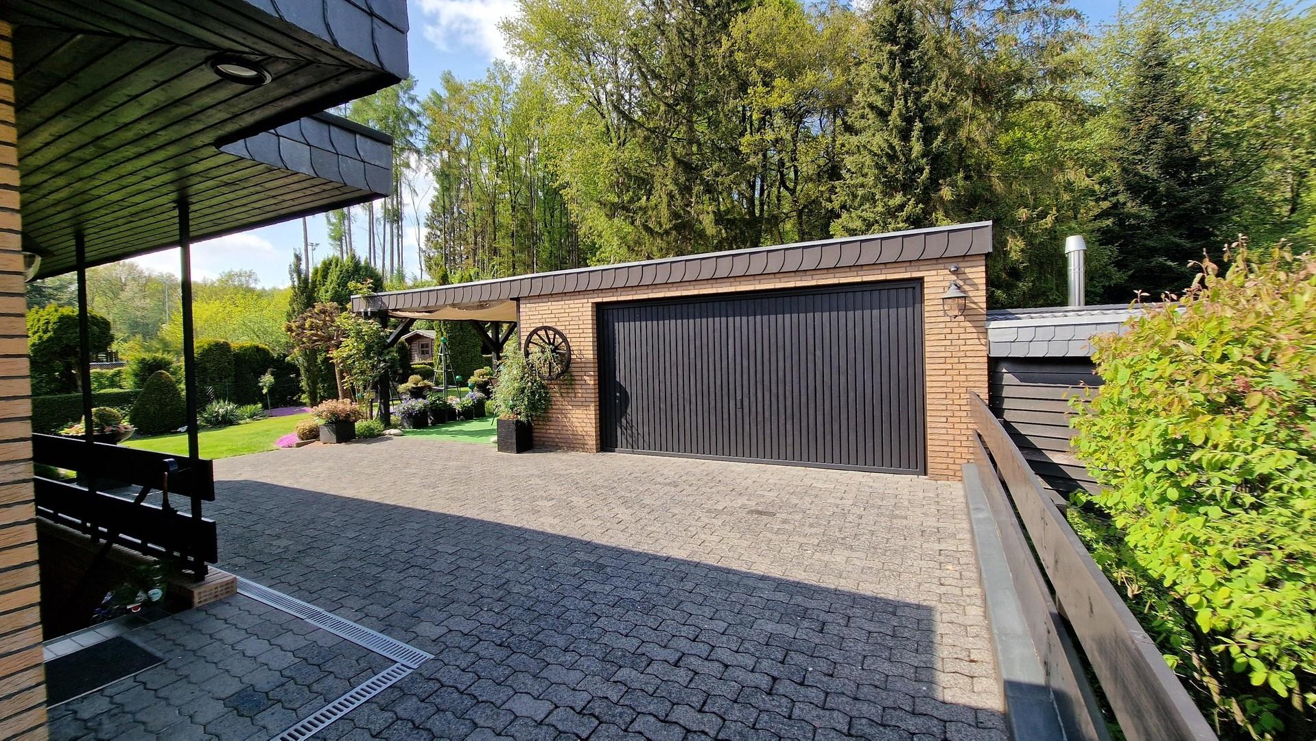große Doppelgarage
