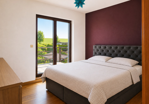 Schlafzimmer mit Balkonzugang