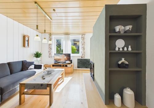 Wohnzimmer mit Kamin