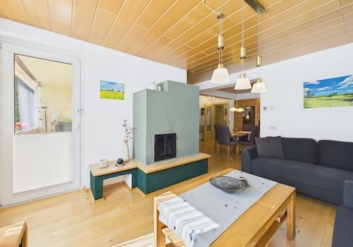 Wohnzimmer mit Zugang zur Loggia