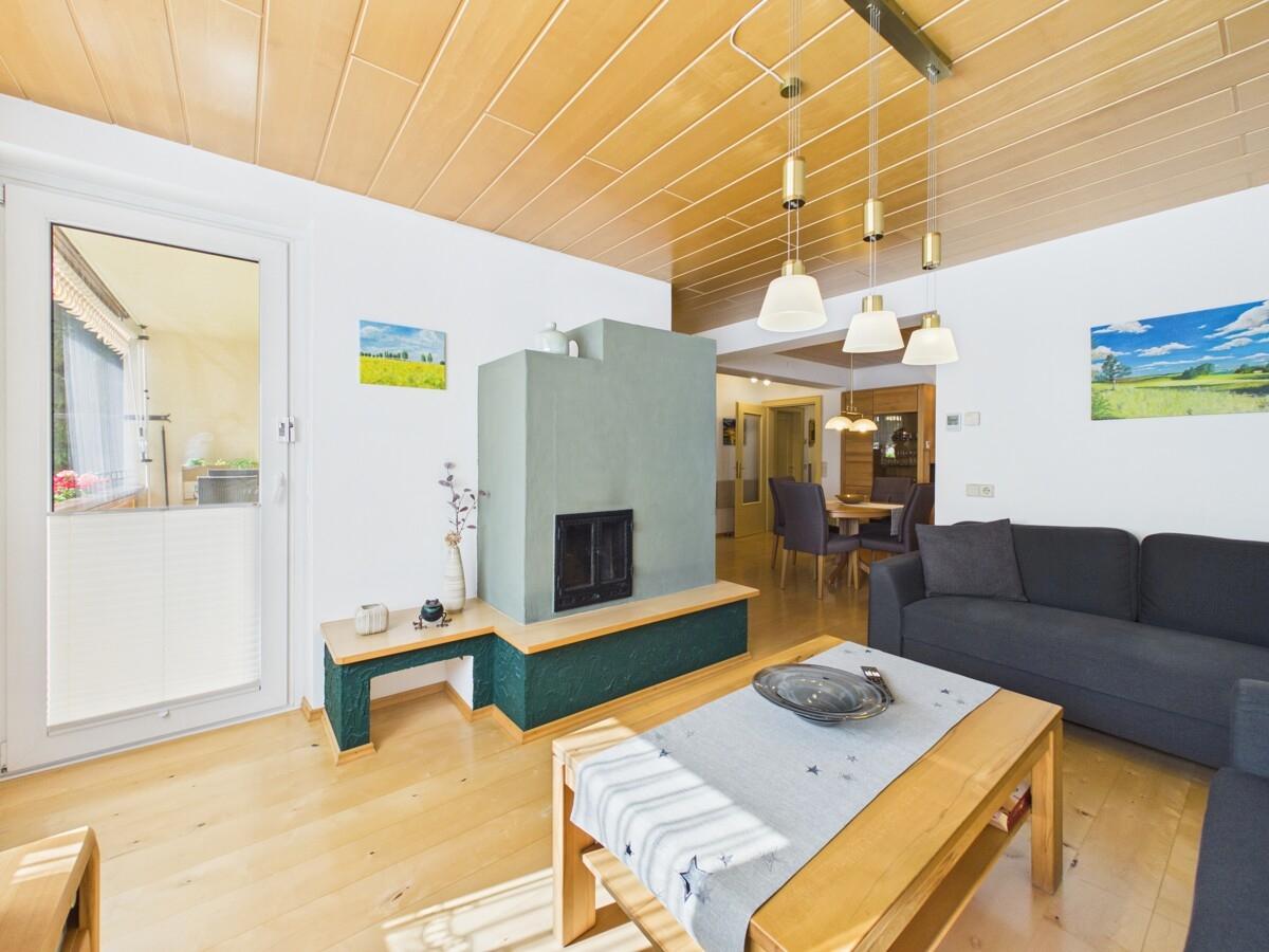 Wohnzimmer mit Zugang zur Loggia