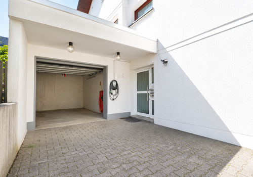 Hauszugang und Garage