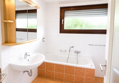 Dusche und Badewanne