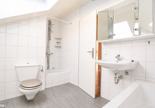 Tageslichtbad mit Dusche und Badewanne im DG