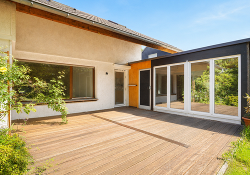 Terrasse mit Zugang zum Hobbyraum