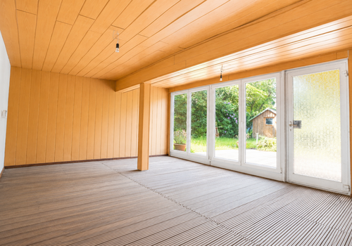 Große bodentiefe Fenster zum Garten