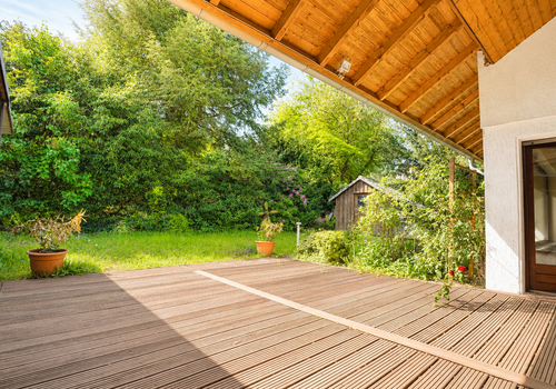 Terrasse mit angrenzenden Garten