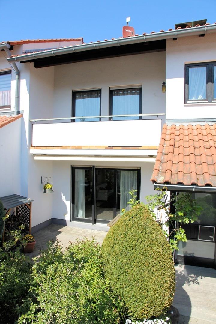 Südansicht Terrasse und Balkon