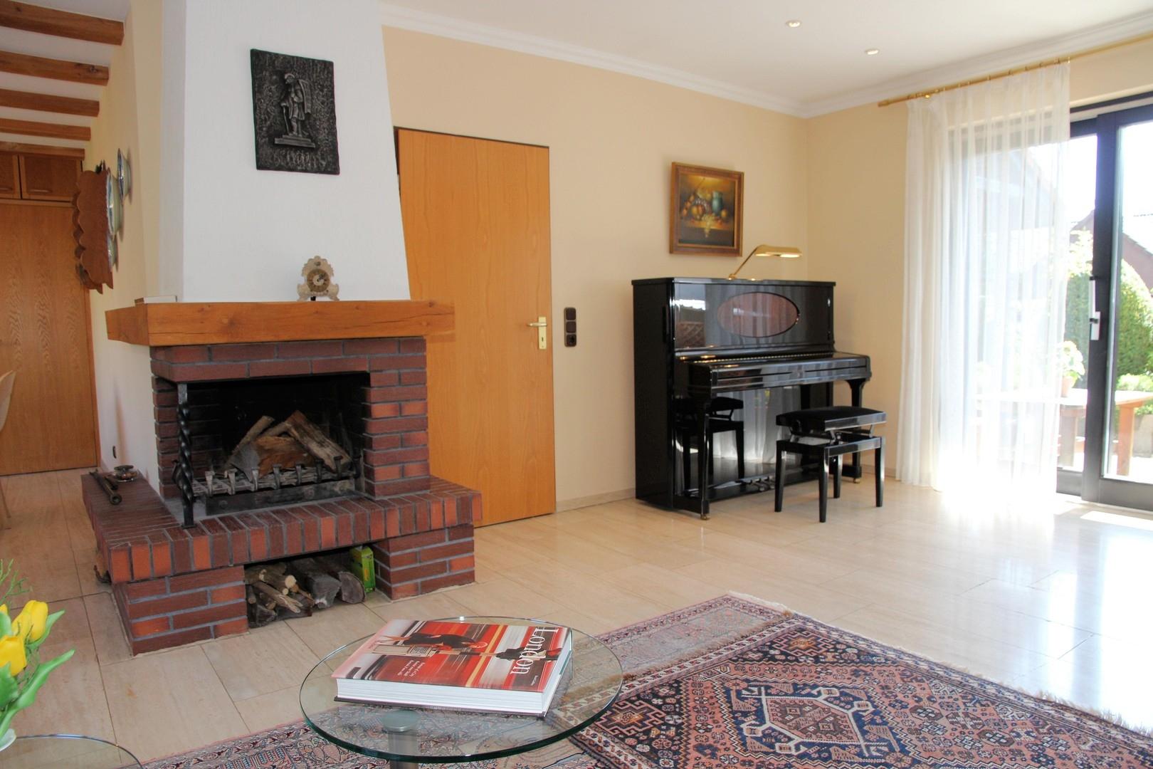 Wohnzimmer - 3 mit Kamin