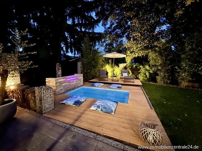 Terrasse hinten am Abend