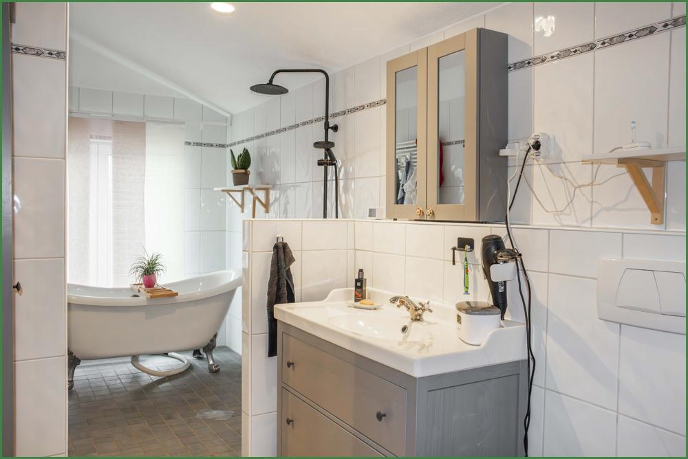 Badezimmer mit Badewanne und Dusche im OG