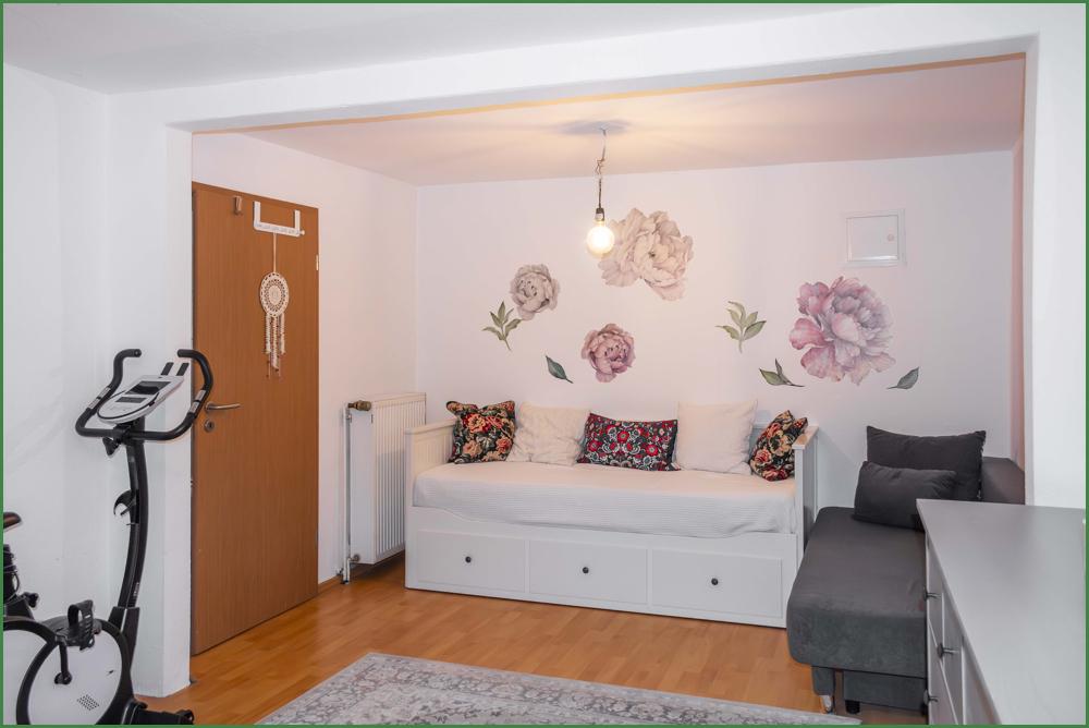 Apartment rechte Seite mit Badezimmer