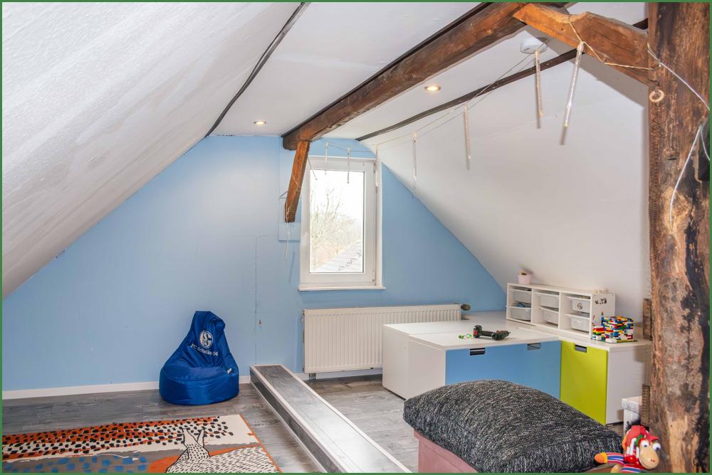 Wohnlich eingerichteter Dachboden