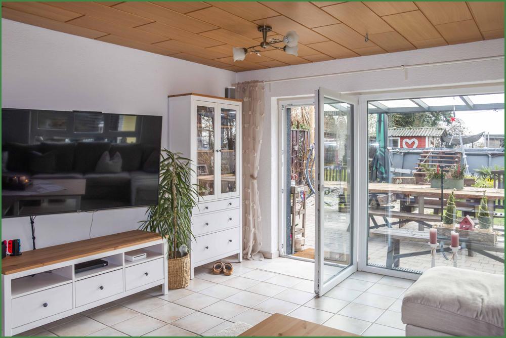 Wohnzimmer mit Durchgang in den Wintergarten