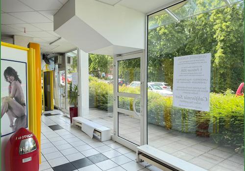 Große Fensterfronten mit beiden Nebeneingängen