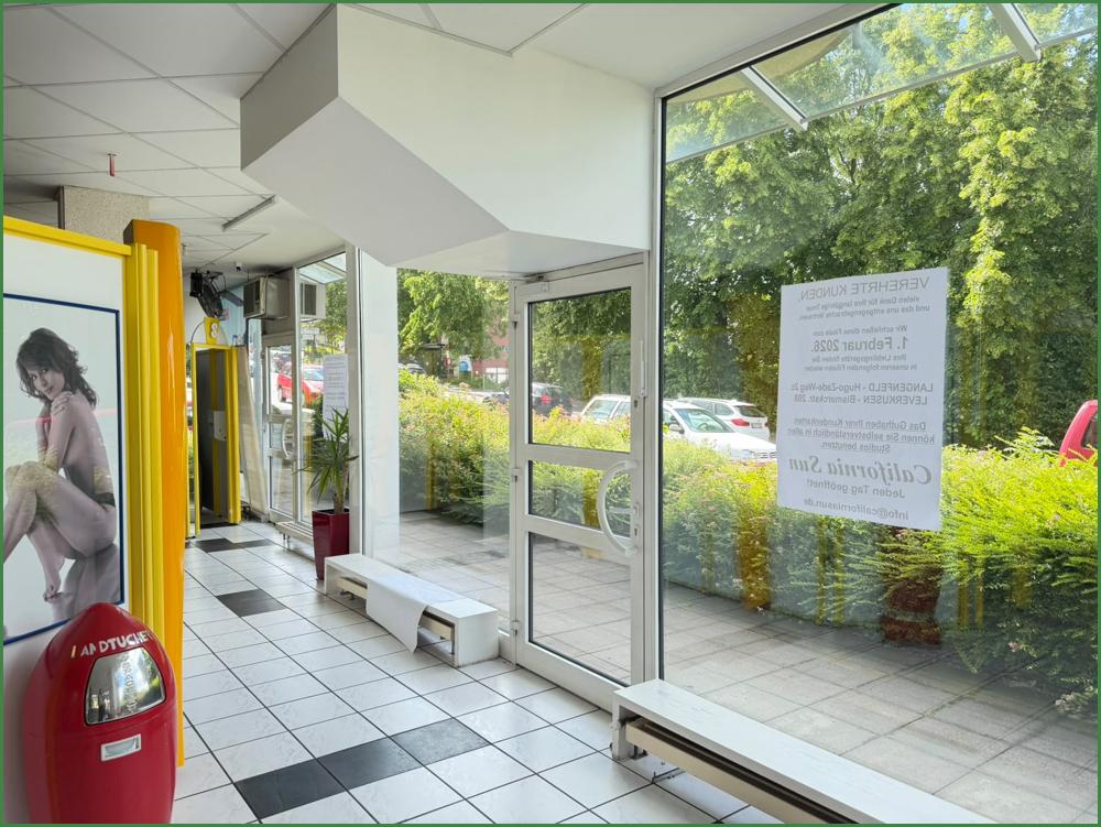 Große Fensterfronten mit beiden Nebeneingängen
