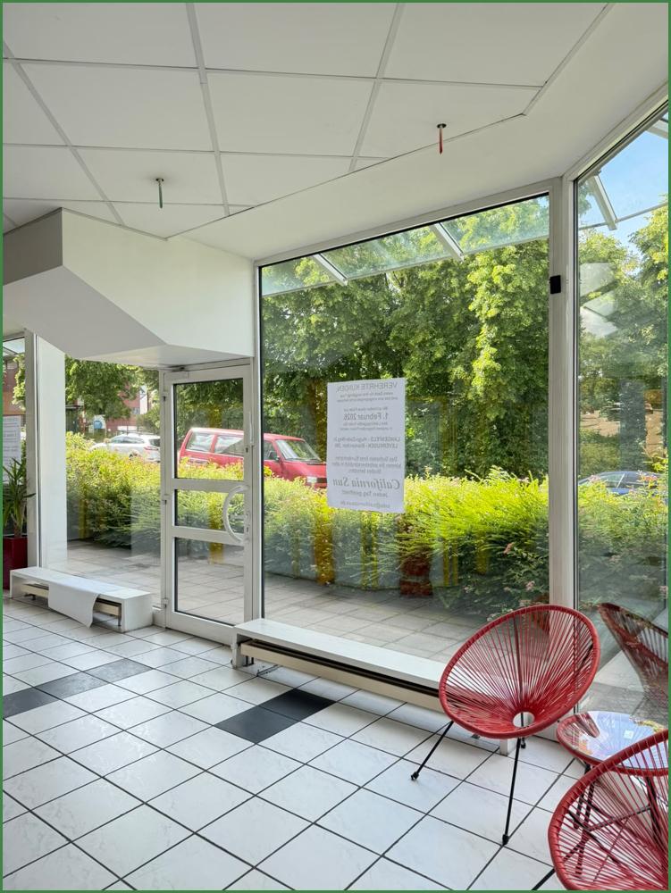 Innenraum mit großer Fensterfront