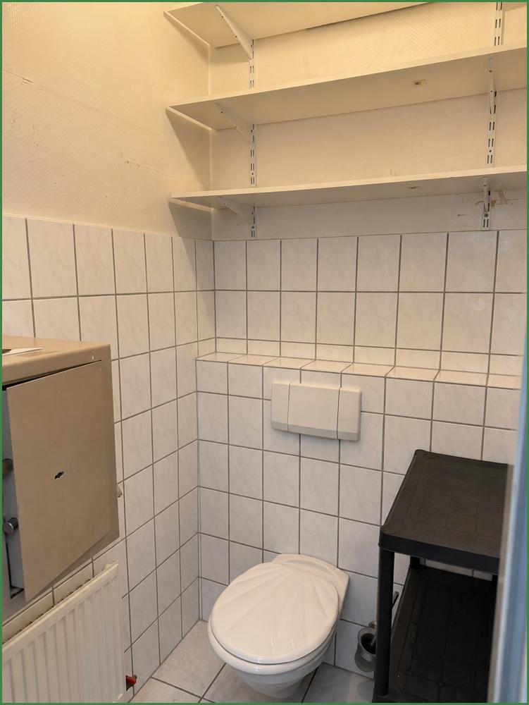 Zweites WC (Mitarbeitertoilette)